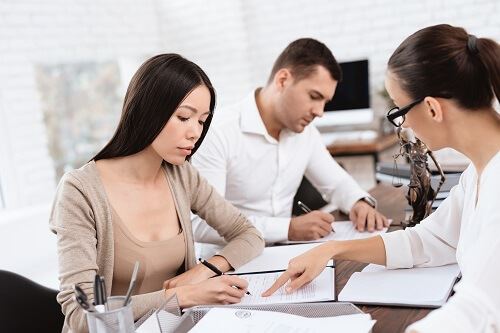 A couple working with a dissolution attorney in Columbus, Ohio.